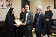 دیدار علیرضا رفیعی‌پور معاون وزیر و رییس سازمان دامپزشکی کشور با خانواده شهید قنبری در سفر به استان فارس